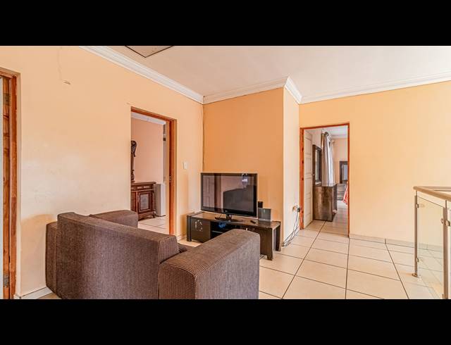 6 BEDROOM HOUSE FOR SALE IN PARKRAND